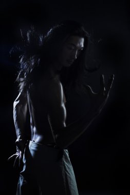 Genç, yakışıklı silüeti