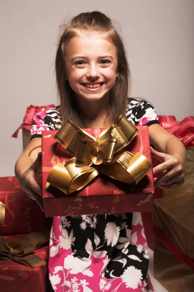 Küçük kız ve xmas hediye — Stok fotoğraf