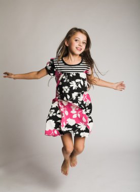 küçük kız bir sevinç atlama