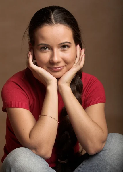 Aantrekkelijke brunette in vrijetijdskleding — Stockfoto