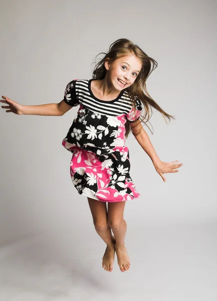 Kleines Mädchen springt vor Freude — Stockfoto