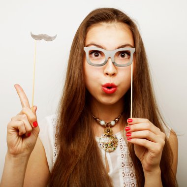 Bıyık ve gözlük bir sopa tutan kadın