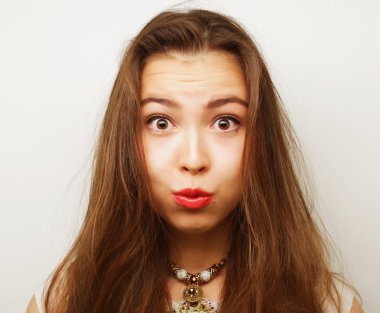 Güzel, genç, şaşkın kadın.