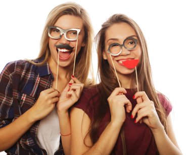 İki şık seksi hippi kız en iyi arkadaşlar partiye hazır.