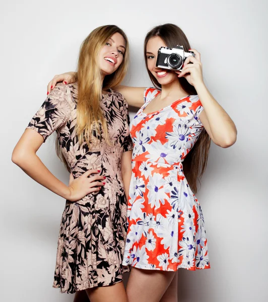 Mutlu kız arkadaş kamera ile bazı fotoğraf çekmek