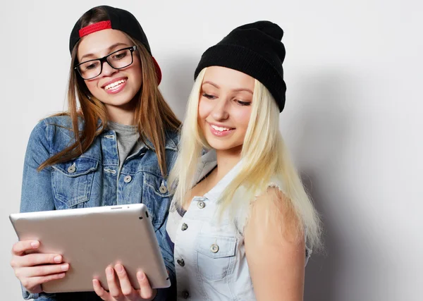 Meninas fazendo um auto-retrato com um tablet — Fotografia de Stock