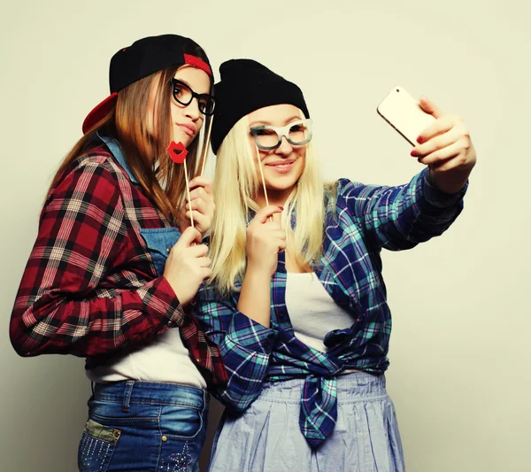 Dos jóvenes mujeres divertidas — Foto de Stock
