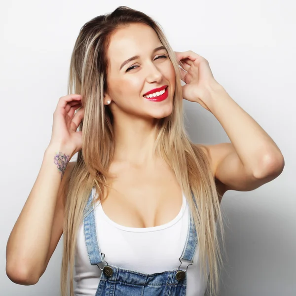 Joven linda chica rubia sonriente — Foto de Stock