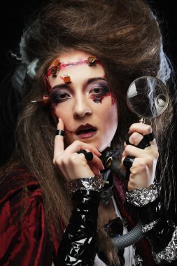 kadınla bir büyüteç tutarak kadar yaratıcı olun