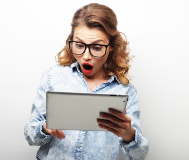 tablet pc bilgisayar ile gözlüklü mutlu genç kız
