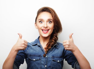 Mutlu kadın başparmak giving yukarıya