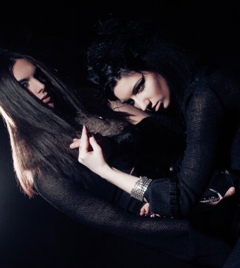 Genç gotik çiftin romantik portresi