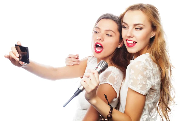 Ragazze di bellezza con un microfono che cantano e fanno selfie — Foto Stock