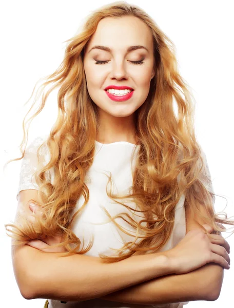 Porträtt av glada leende ung vacker kvinna — Stockfoto