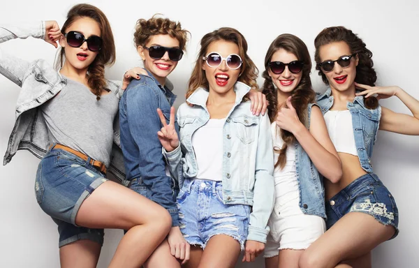 Skupina pěti dívek přátel — Stock fotografie