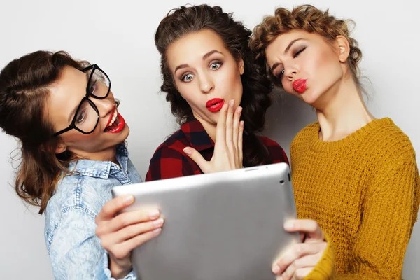 Tre tonårstjejer vänner att ta selfie med digitala tablett — Stockfoto