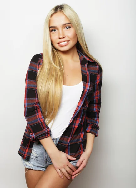 Junge süße lächelnde blonde Mädchen — Stockfoto