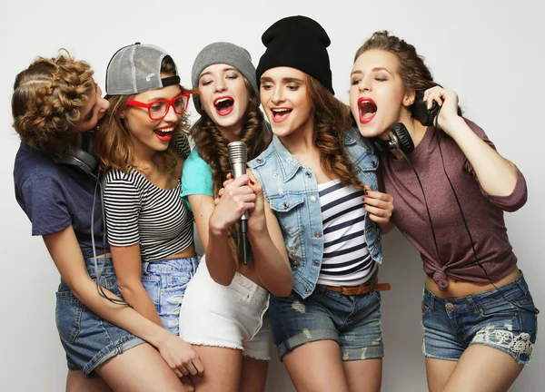Piękne stylowe hipsterskie dziewczyny śpiewające karaoke — Zdjęcie stockowe