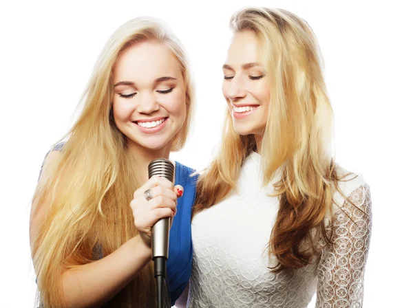 Two young hipster girls singing — Stock Photo, Image