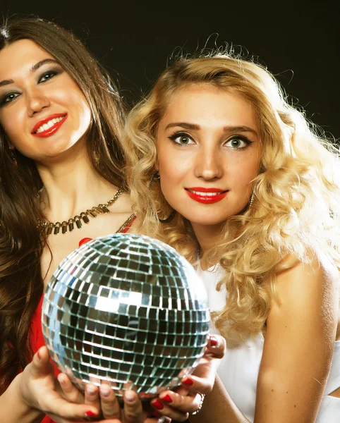 Partygirls mit Discokugel — Stockfoto
