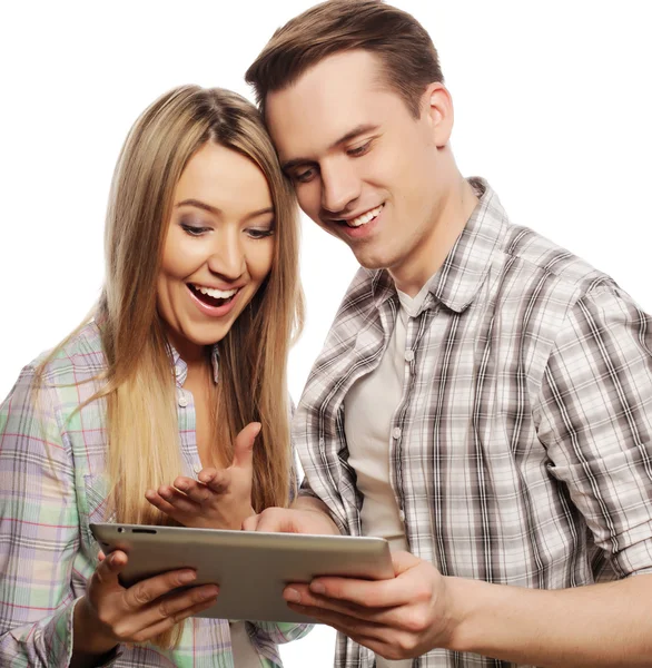 Feliz jovem casal segurando tablet pc computador — Fotografia de Stock