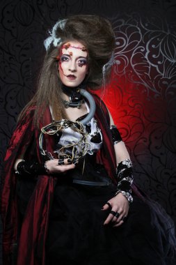 Yaratıcı makyajlı genç bir kadın..