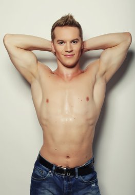 Sağlıklı kaslı genç adam..