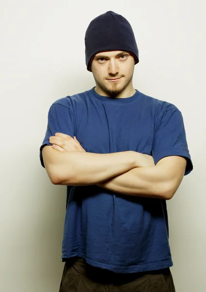 Uomo in t-shirt blu e cappello blu . — Foto Stock