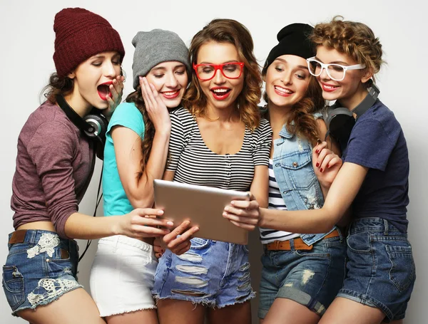 Pięciu przyjaciół dziewczyny hipster biorąc selfie z cyfrowy tablicowy — Zdjęcie stockowe