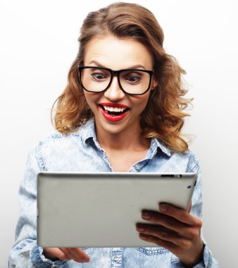 tablet pc bilgisayar ile gözlüklü mutlu genç kız