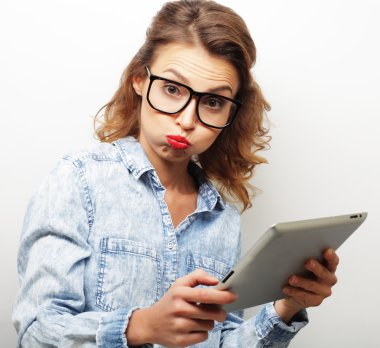 tablet pc bilgisayar ile gözlüklü mutlu genç kız
