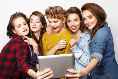 selfie dijital tablet ile alarak beş hippi kız arkadaş