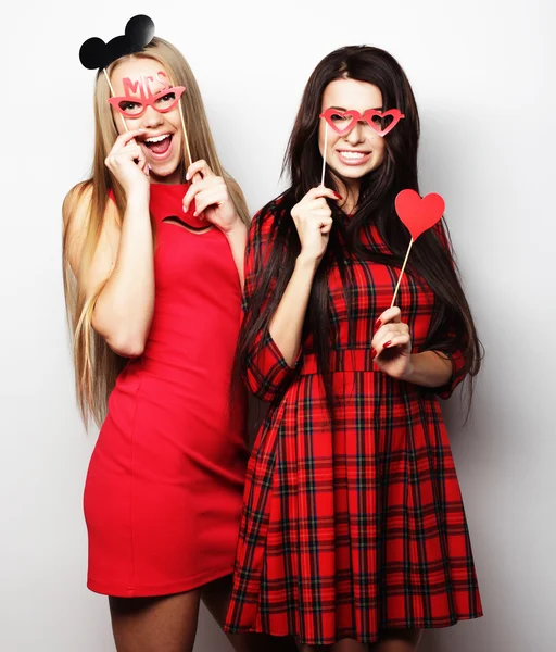 Kız arkadaşlarım kırmızı elbise parti için hazır — Stok fotoğraf