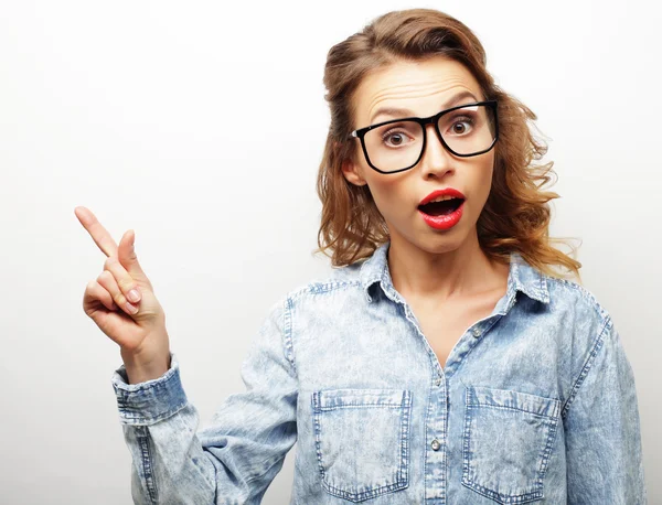 Retrato de una chica guapa señalando con el dedo — Foto de Stock