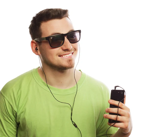 Uomo ascoltare musica e utilizzando smartphone — Foto Stock