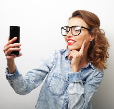 Güzel hippi kız alma selfie.
