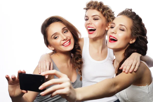 Três adolescentes felizes com smartphone tirando selfie — Fotografia de Stock