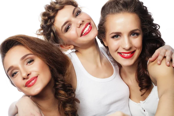 Três adolescentes felizes com smartphone tirando selfie — Fotografia de Stock