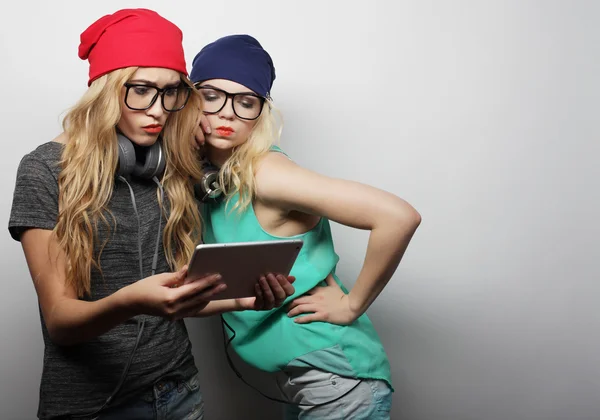 Duas meninas hipster amigos usar tablet digital — Fotografia de Stock