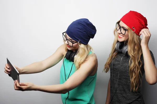 Duas meninas hipster amigos usar tablet digital — Fotografia de Stock