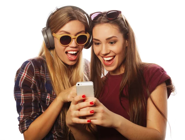 Two teenage girls friends in hipster outfit make selfie — Stock Photo, Image