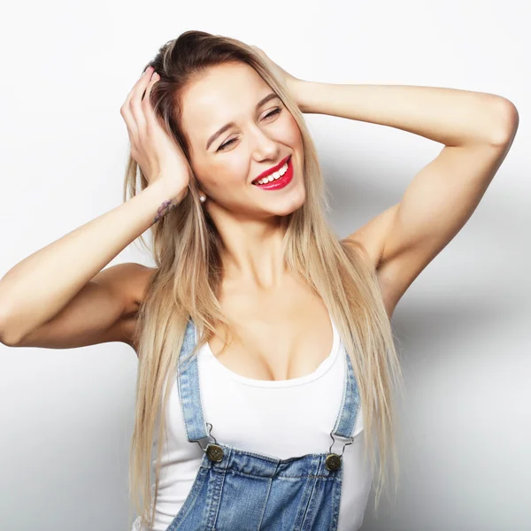 Jovem bonito sorrindo menina loira — Fotografia de Stock