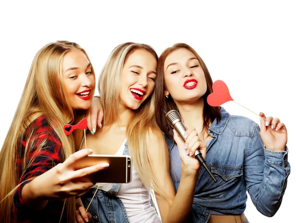 Meninas engraçadas, pronto para a festa, selfie — Fotografia de Stock