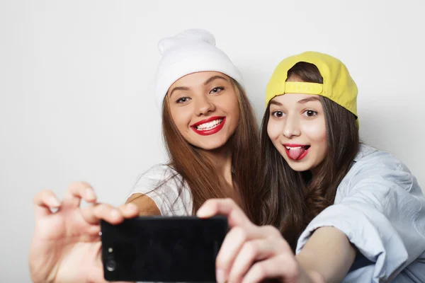Dvě dospívající dívky přátelé v hipster oblečení, aby selfie — Stock fotografie