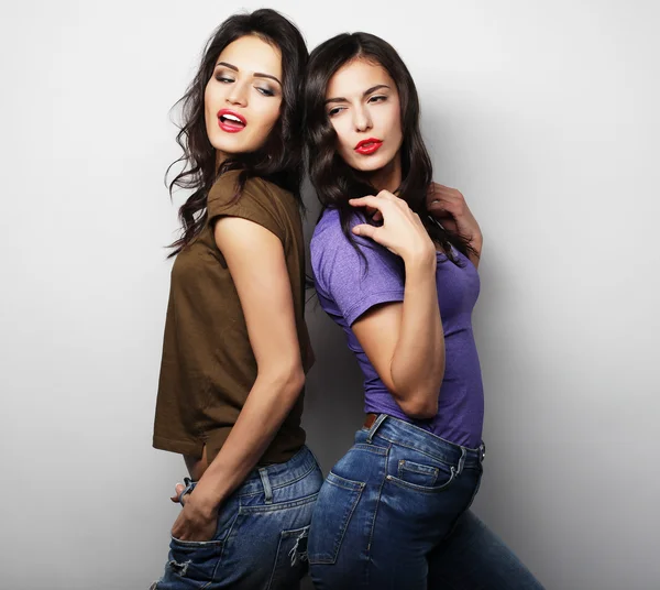 Two young girl friends standing together and having fun. — Stock Photo, Image