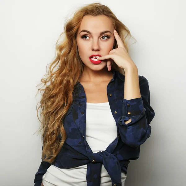 Portret van een vrij brede glimlach krullend jongedame — Stockfoto