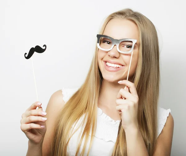 Mujer joven con bigotes falsos . — Foto de Stock