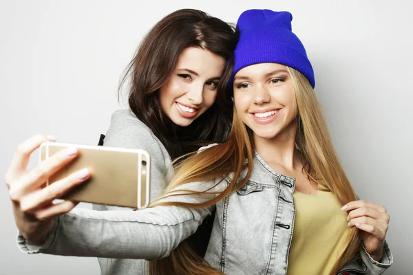 Hippi kıyafetli iki genç kız arkadaş selfie çekiyorlar. — Stok fotoğraf