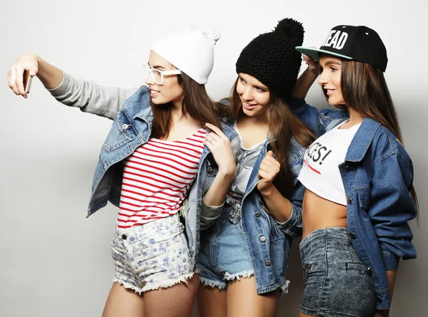 Tři šťastní dospívající dívky s smartphone s selfie — Stock fotografie