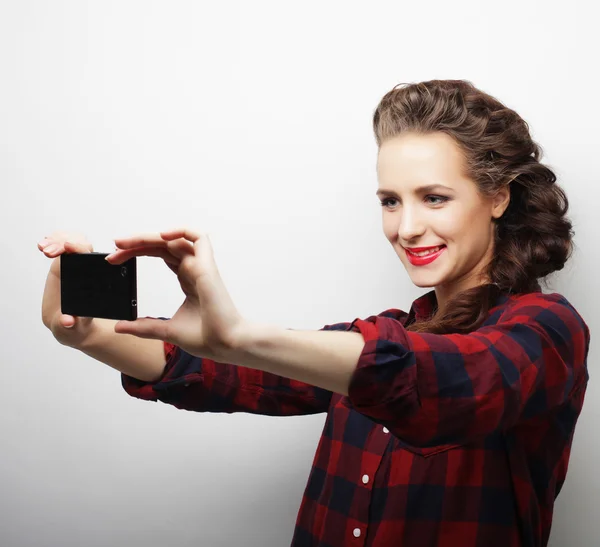 Vacker hipster flicka med selfie. — Stockfoto